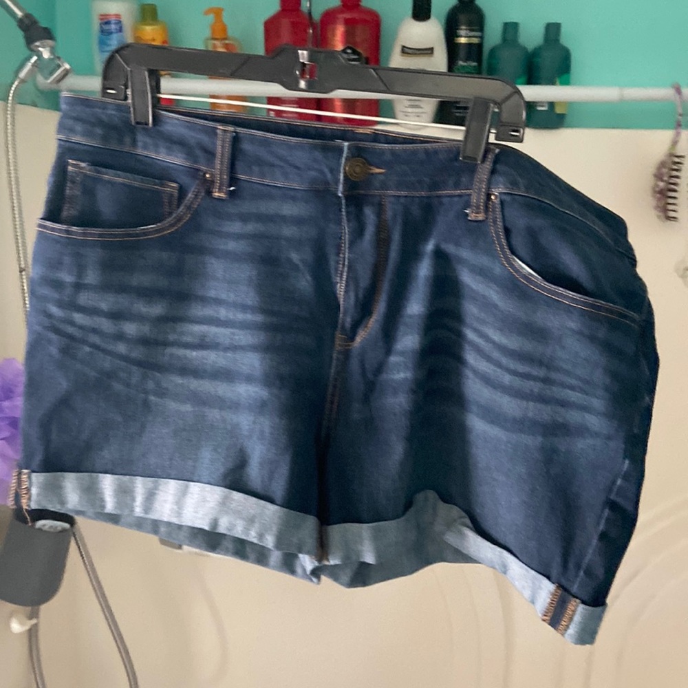 Like new stretch mid rise jean shorts size 20